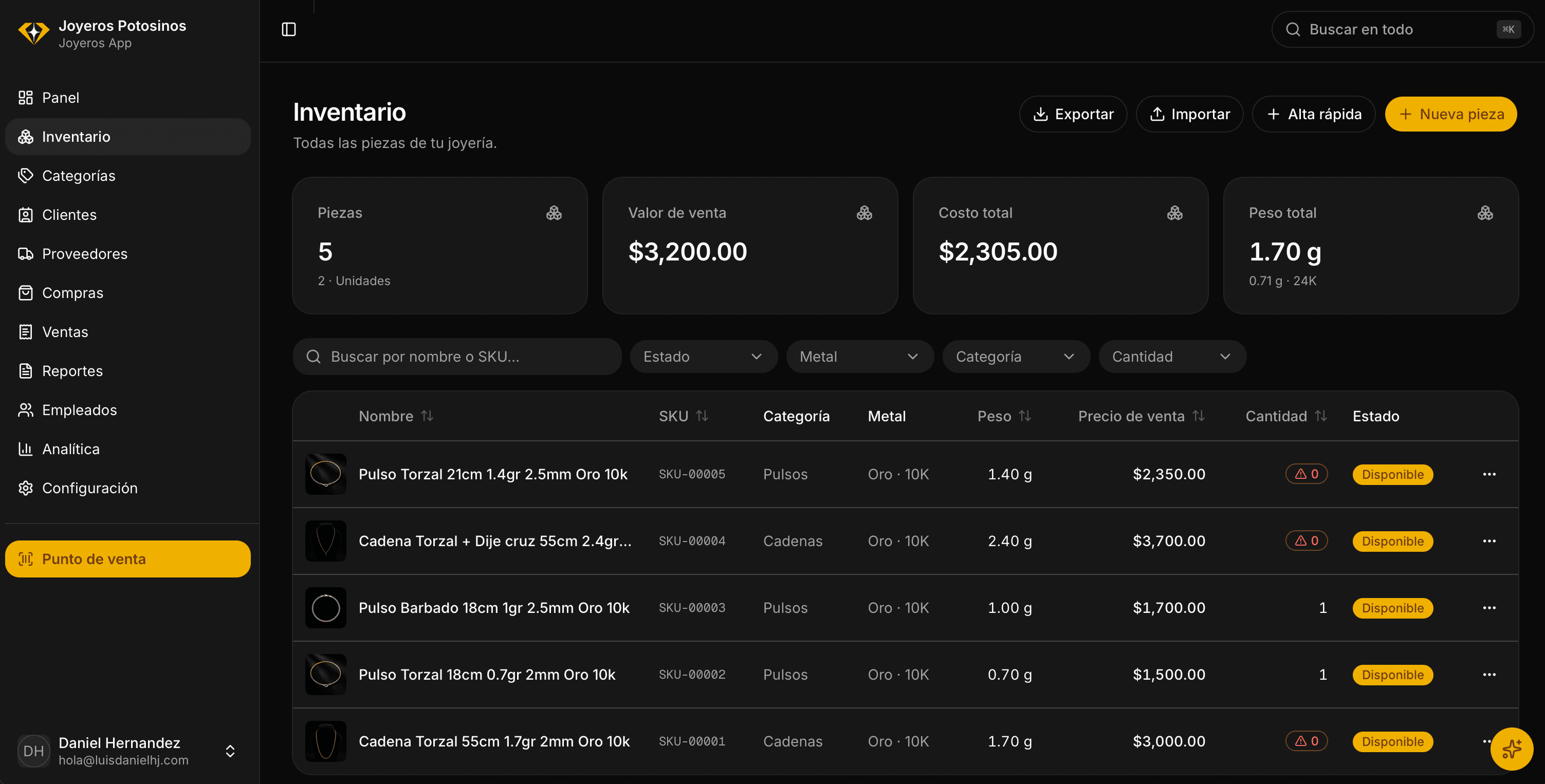 La pantalla de inventario de Joyeros: cada pieza con su SKU, categoría, metal y quilataje, peso en gramos, precio de venta y estado, arriba de los totales de piezas, valor de venta, costo y peso.